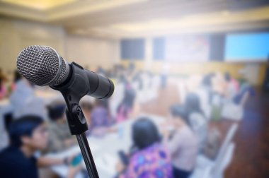 Bulanık iş forumunda mikrofon Toplantı ya da Konferans Odası Konsepti, bulanık arkaplan.