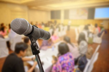 Bulanık iş forumunda mikrofon Toplantı ya da Konferans Odası Konsepti, bulanık arkaplan.