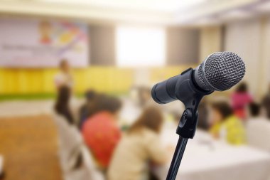 Bulanık iş forumunda mikrofon Toplantı ya da Konferans Odası Konsepti, bulanık arkaplan.