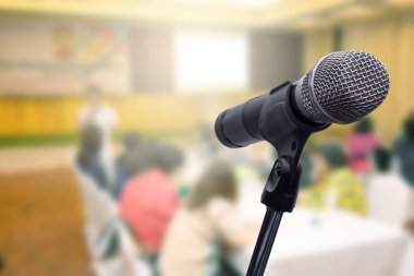 Bulanık iş forumunda mikrofon Toplantı ya da Konferans Odası Konsepti, bulanık arkaplan.