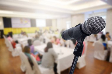 Bulanık iş forumunda mikrofon Toplantı ya da Konferans Odası Konsepti, bulanık arkaplan.