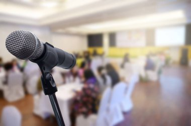 Bulanık iş forumunda mikrofon Toplantı ya da Konferans Odası Konsepti, bulanık arkaplan.