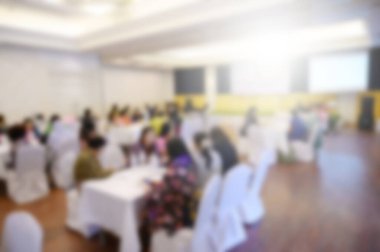 Konferans salonu veya seminer odasındaki iş adamlarının geçmişi bulanık.