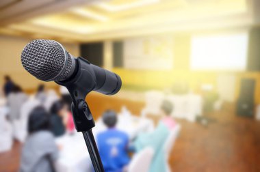Bulanık iş forumunda mikrofon Toplantı ya da Konferans Odası Konsepti, bulanık arkaplan.