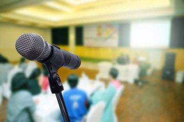 Bulanık iş forumunda mikrofon Toplantı ya da Konferans Odası Konsepti, bulanık arkaplan.