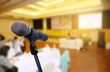 Bulanık iş forumunda mikrofon Toplantı ya da Konferans Odası Konsepti, bulanık arkaplan.