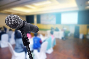 Bulanık iş forumunda mikrofon Toplantı ya da Konferans Odası Konsepti, bulanık arkaplan.