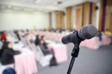 Bulanık iş adamları forumunda mikrofon Konferans Toplantısı Eğitim Koçluğu Konsepti, bulanık arkaplan.