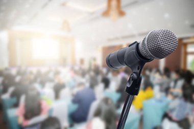 Konferans salonu veya seminer odasındaki iş adamlarının geçmişi bulanık.