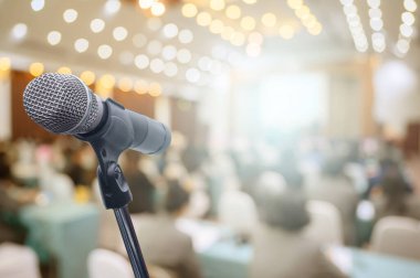 Bulanık iş adamları forumunda mikrofon Konferans Toplantısı Eğitim Koçluğu Konsepti, bulanık arkaplan.