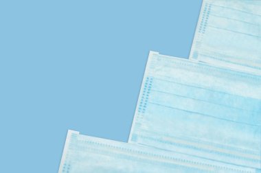 Plastik kulaklıklı cerrahi maske. Covid-19 'u korumak için antivirüs tıbbi maskesi. Corona virüsünü koruma kavramı.