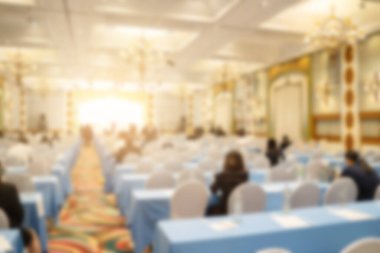 Konferans salonu veya seminer odasındaki iş adamlarının geçmişi bulanık.