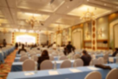 Konferans salonu veya seminer odasındaki iş adamlarının geçmişi bulanık.