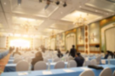 Konferans salonu veya seminer odasındaki iş adamlarının geçmişi bulanık.