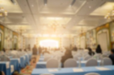 Konferans salonu veya seminer odasındaki iş adamlarının geçmişi bulanık.