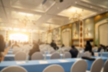 Konferans salonu veya seminer odasındaki iş adamlarının geçmişi bulanık.