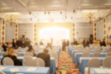 Konferans salonu veya seminer odasındaki iş adamlarının geçmişi bulanık.