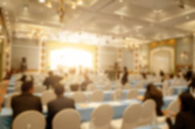 Konferans salonu veya seminer odasındaki iş adamlarının geçmişi bulanık.