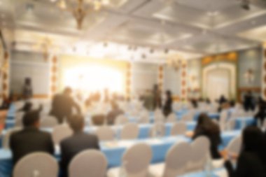 Konferans salonu veya seminer odasındaki iş adamlarının geçmişi bulanık.