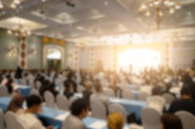 Konferans salonu veya seminer odasındaki iş adamlarının geçmişi bulanık.