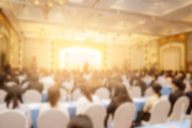 Konferans salonu veya seminer odasındaki iş adamlarının geçmişi bulanık.