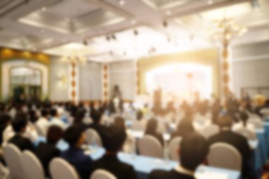 Konferans salonu veya seminer odasındaki iş adamlarının geçmişi bulanık.