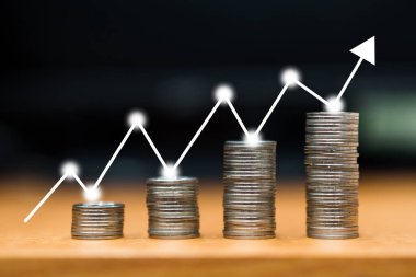 Borsa veya önx ticaret grafiği, para, tasarruf ve yatırım veya aile planlaması içeren madeni para yığınlarının adımları.