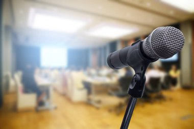 Bulanık iş konferansı toplantısı ya da Konferans Eğitim Eğitim Odası Konsepti üzerine mikrofon, bulanık arkaplan.