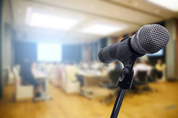 Microfone Sobre Fórum Negócios Desfocado Reunião Conferência Treinamento Aprendizagem Coaching — Fotografia de Stock