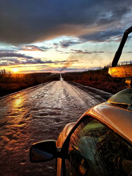 Подорож Машині Брудній Заміській Дорозі Заходу Сонця Після Дощу — стокове фото