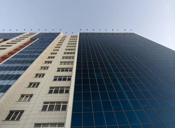 Вид Знизу Синьо Білу Скляну Будівлю Вікнами Балконами — стокове фото