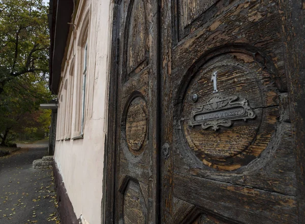 Puerta Vieja Con Buzón Pintura Pelada Parte Antigua Ciudad Stavropol —  Fotos de Stock