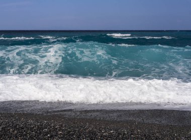 Güneşli bir günde güzel köpük dalgalar halinde Ege Yunanistan Evia Island üzerinde