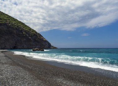 Güneşli bir günde güzel köpük dalgalar halinde Ege Yunanistan Evia Island üzerinde