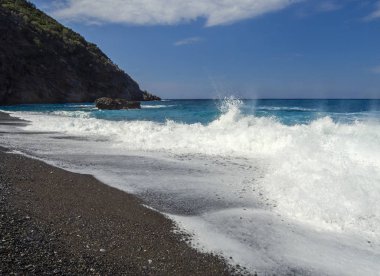 Güneşli bir günde güzel köpük dalgalar halinde Ege Yunanistan Evia Island üzerinde