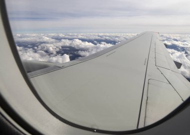 Uçak kanadı uçuş Rusya beyaz bulutlar üzerinde