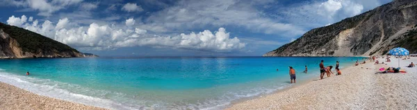 Güzel Myrtos Plajı Ile Temiz Turkuaz Güneşli Bir Günde Yunanistan — Stok fotoğraf