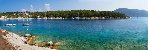 美しいビーチやギリシャ ケファロニア島のイオニア海で晴れた日に透明な青緑色の水とヨット — ストック写真