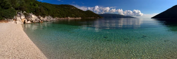 Bella Spiaggia Con Acqua Turchese Una Giornata Sole Nel Mar — Foto Stock
