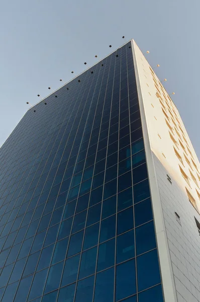 Vista Dal Basso Edificio Vetro Bianco Blu Con Finestre Balconi — Foto Stock