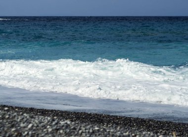 Güneşli bir günde güzel köpük dalgalar halinde Ege Yunanistan Evia Island üzerinde
