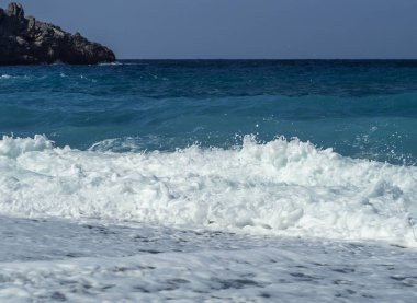 Güneşli bir günde güzel köpük dalgalar halinde Ege Yunanistan Evia Island üzerinde