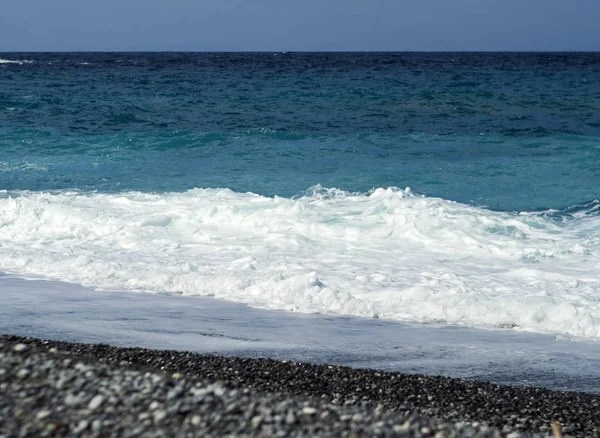 Güneşli bir günde güzel köpük dalgalar halinde Ege Yunanistan Evia Island üzerinde