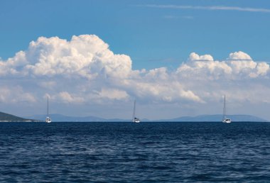 Yunanistan 'daki İyon Denizi' ndeki Kefalonia adasındaki bulutların arka planındaki güzel Yat