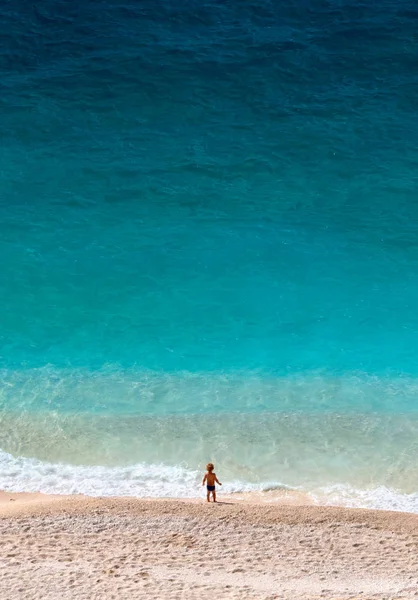 Yunanistan Ionian Sea Kefalonia Adası üzerinde turkuaz su ile güzel Myrtos plajda üstten görünüm