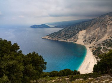 Yunanistan Ionian Sea Kefalonia Adası üzerinde turkuaz su ile güzel Myrtos plajda üstten görünüm