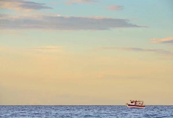 Hermoso Atardecer Barco Pesca Mar Jónico Isla Cefalonia Grecia — Foto de Stock