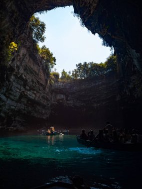 Tur tekne turist Kefalonia, Yunanistan adada bir yeraltı Gölü Melissani ile bir mağarada tarafından