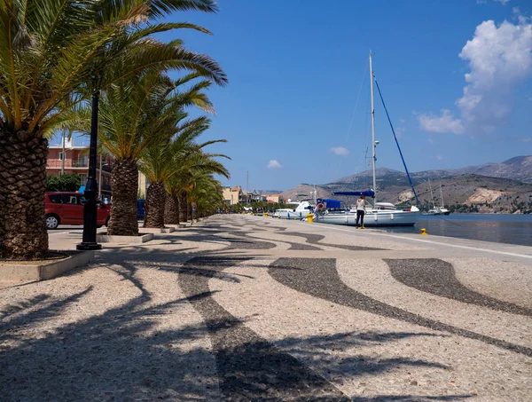 Böschung Einer Touristenstadt Mit Schönen Yachten Auf Der Griechischen Insel — Stockfoto