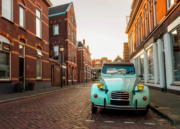 Hermoso Coche Azul Retro Calle Adoquinada Ciudad Holandesa Vlaardinger Amanecer — Foto de Stock